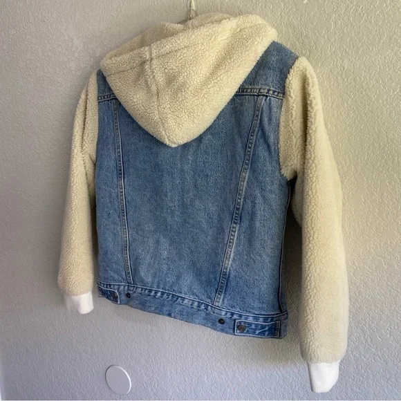 LEVI’S Ex-Boyfriend Sherpa-Lined Denim Trucker Jacket - Picture 9 of 14
